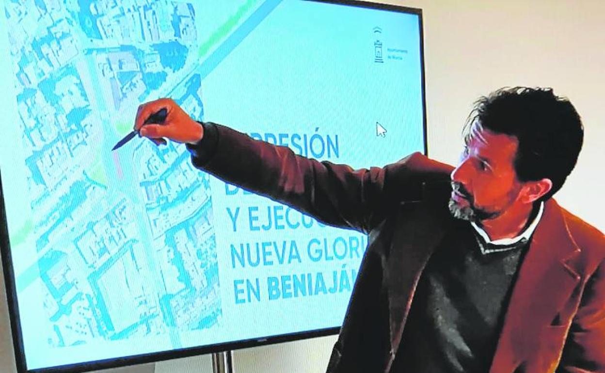Mario Gómez explica, ayer, el proyecto de la rotonda de Beniaján.