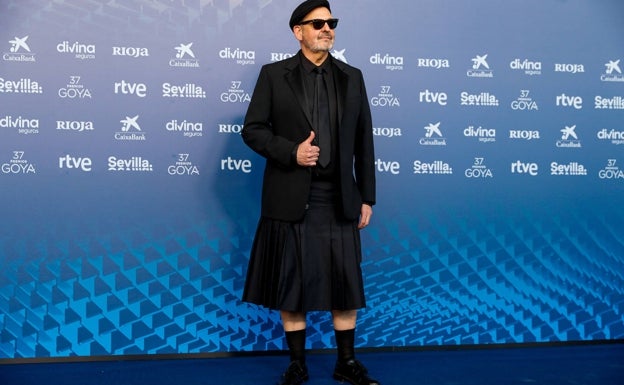 El director y guionista Alfonso Albacete posa con falda escocesa en la alfombra roja previa a la gala de la última edición de los Premios Goya celebrada en Sevilla. 