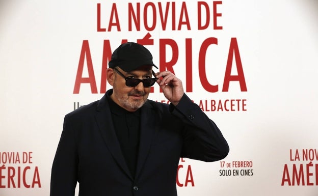 El director de cine Alfonso Albacete posa durante la presentación de la película «La novia de América» este martes en la Casa de México en Madrid. 