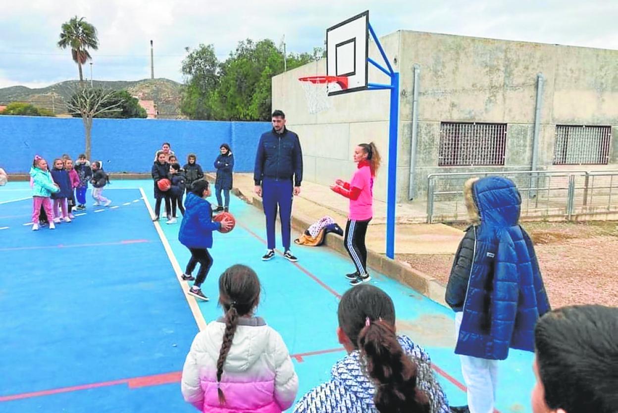 El pívot Sergio Mendiola juega con los escolares del colegio Asdrúbal de Lo Campano, ayer. 