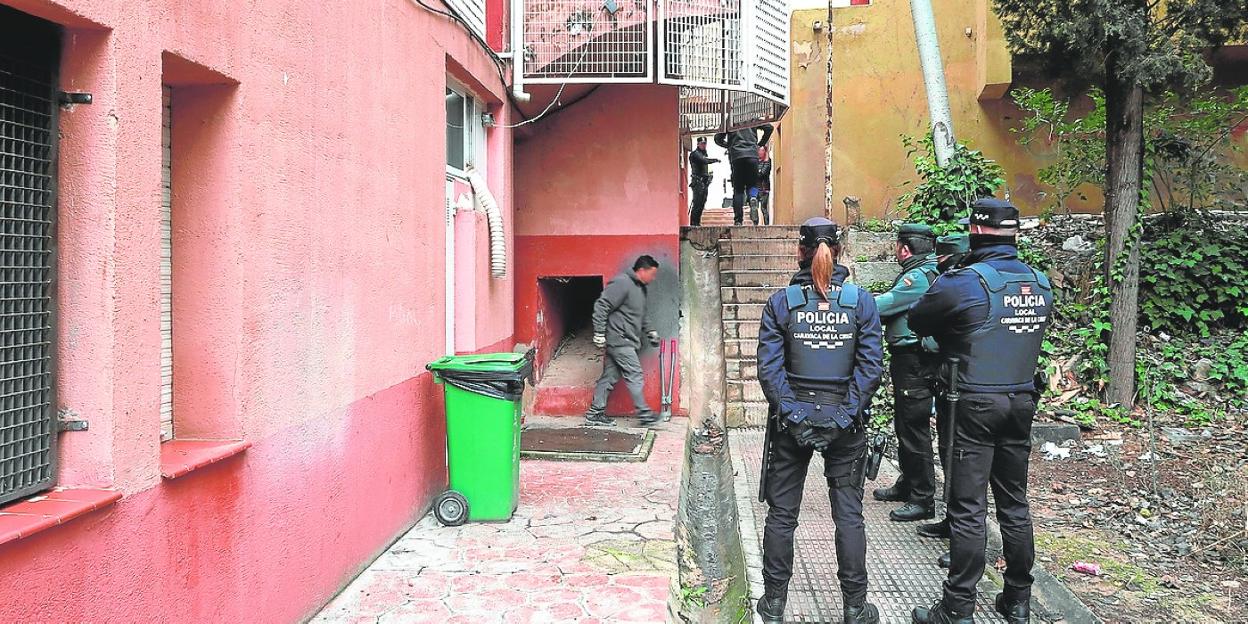 Los agentes durante el dispositivo en uno de los inmuebles inspeccionados en Caravaca. 
