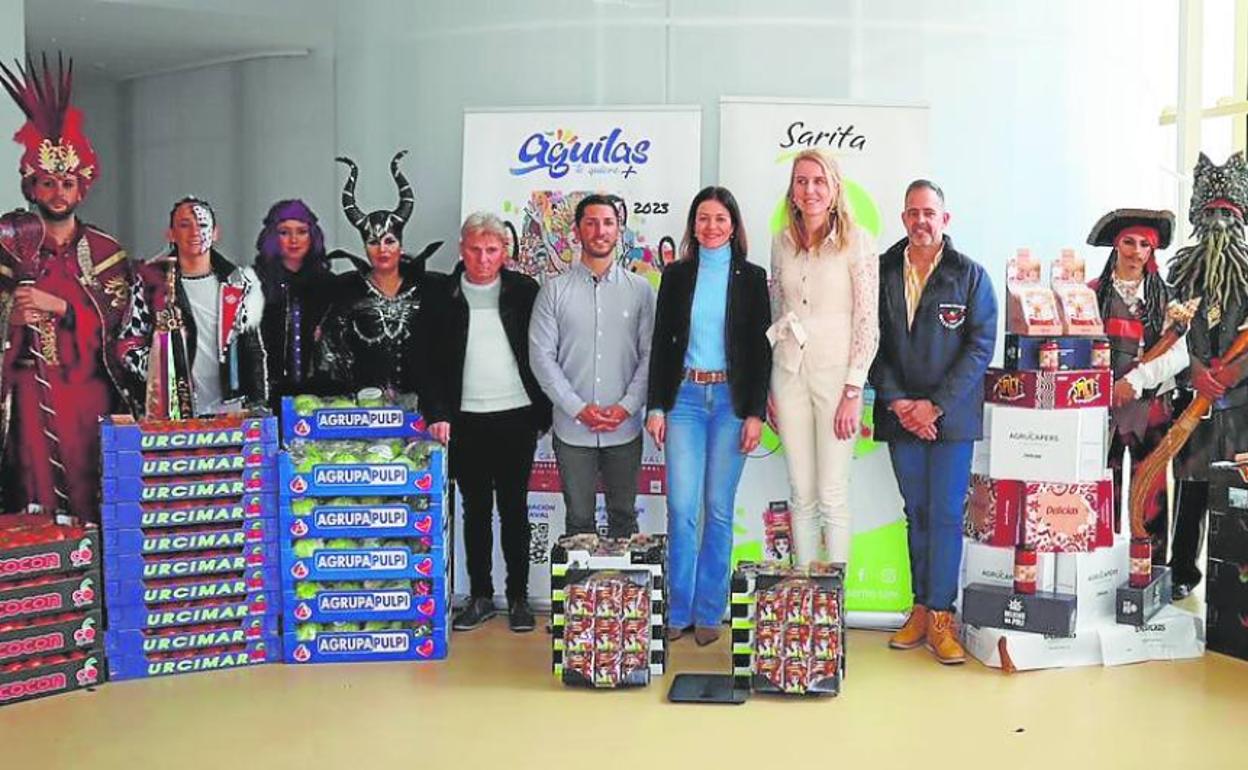 La alcaldesa (centro) y los personajes del Carnaval, tras le tradicional pesaje, este miércoles por la mañana. 
