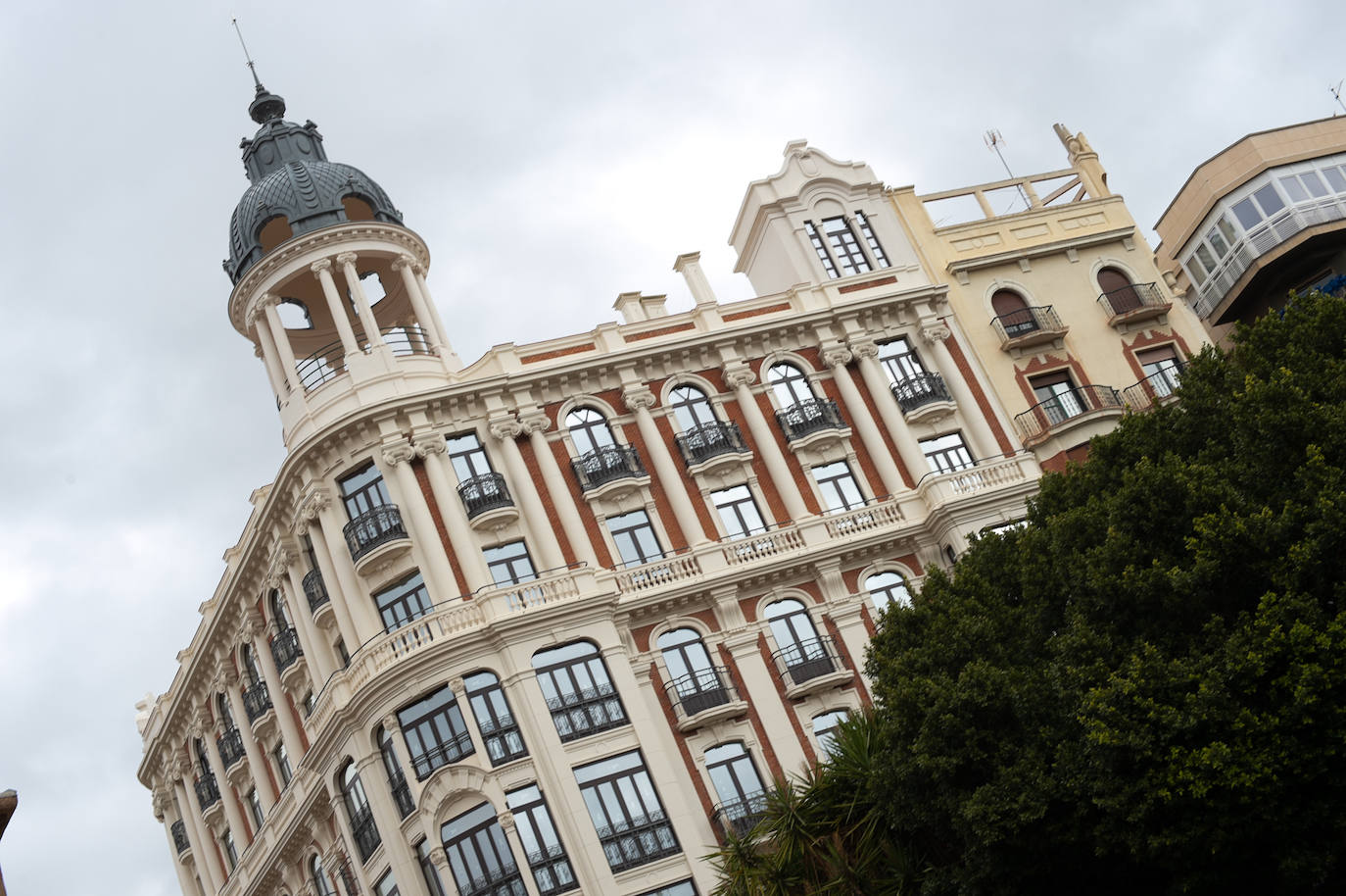 Templete que corona la Casa Cerdá, en la plaza de Santo Domingo (Murcia). 