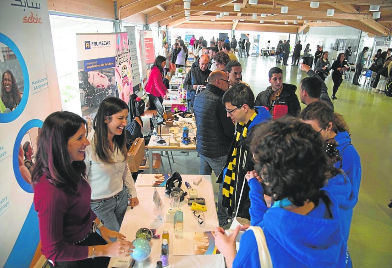 Estudiantes y captadores de empresas, en la feria. 