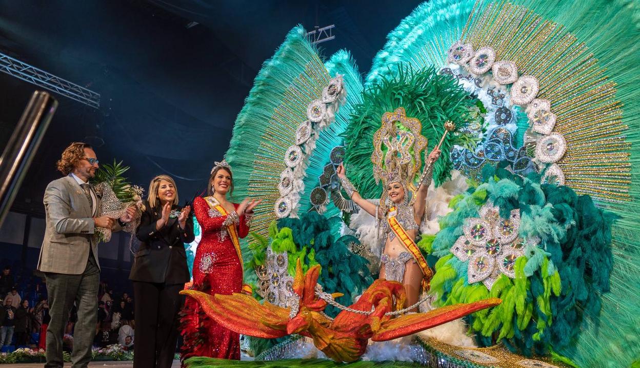 La alcaldesa Noelia Arroyo aplaude el nombramiento de Virginia Villada como Reina del Carnaval junto al actual presidente del Carnaval de Cartagena, Eduardo Pignatelli, y la reina saliente, Rosana Yepes. 