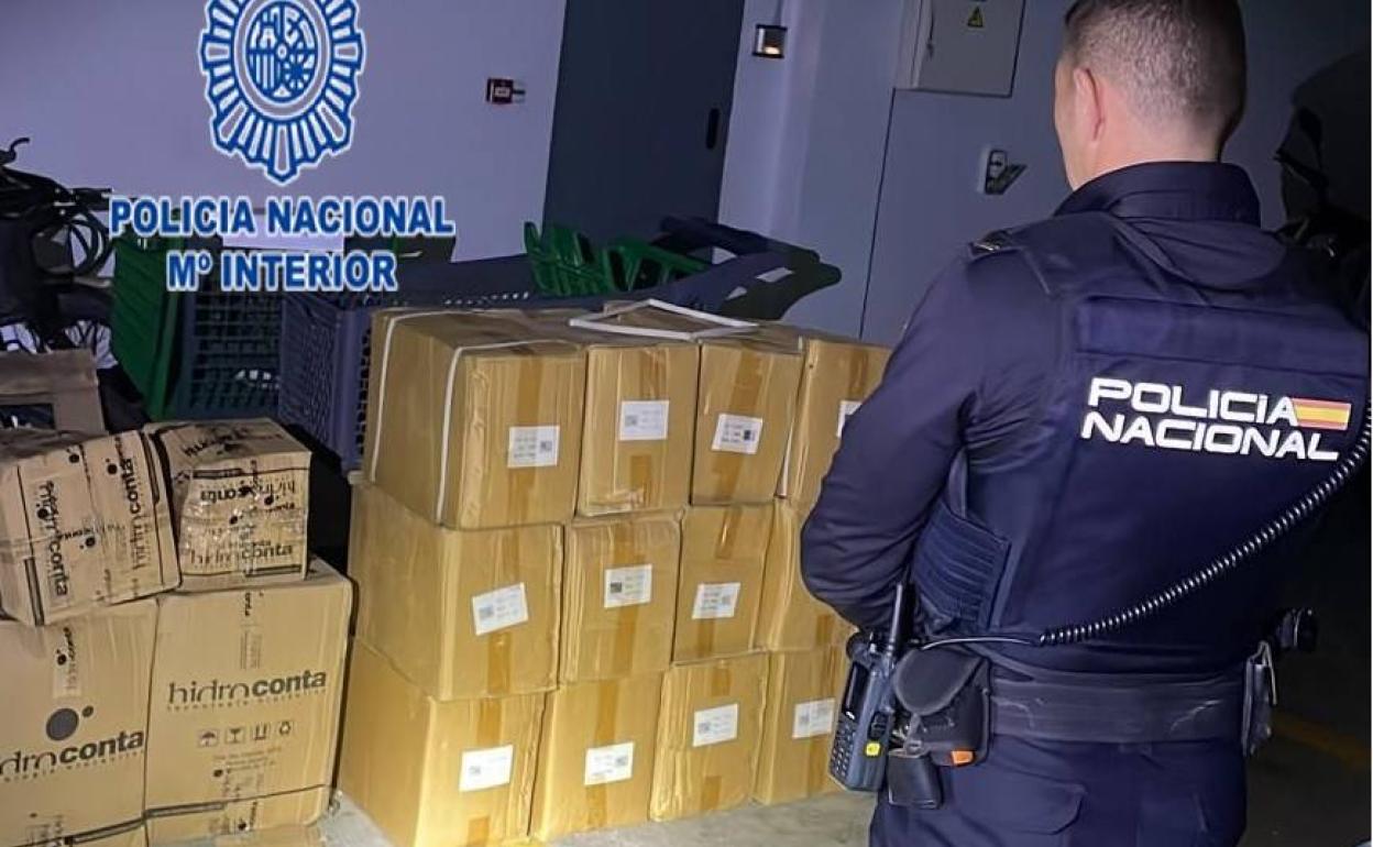 Un agente custodia el material intervenido en la operación.