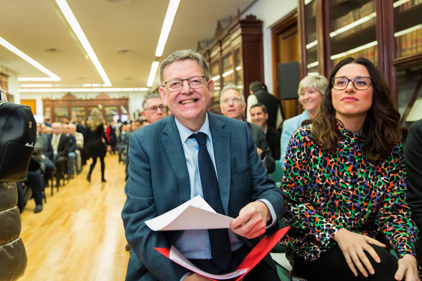 El president expuso a la alcaldes sus proyectos para la Vega Baja tras la reunión del Consell. 