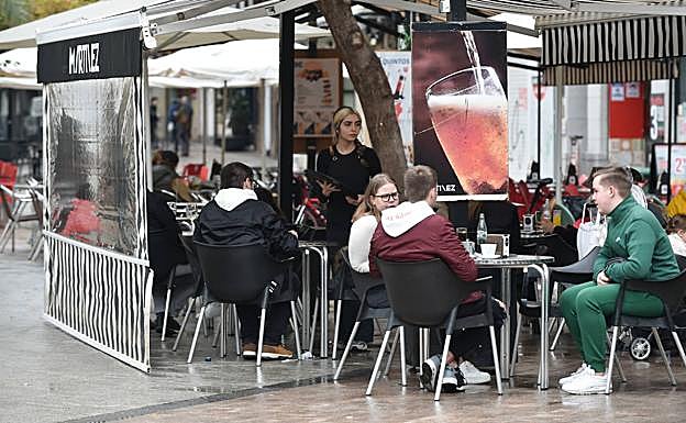Una terraza de un negocio hostelero de Murcia, en una imagen de archivo. 