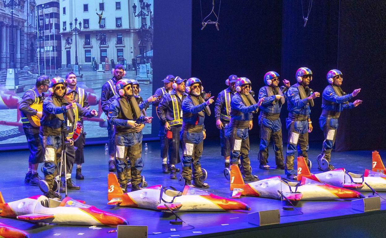 Los integrantes de la Chirigota de Beniaján, durante su actuación, en El Batel. 