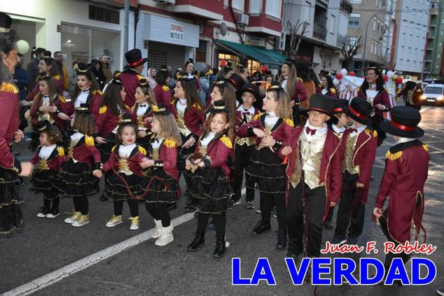 Las avenidas Prolongación y Gran Vía de Caravaca de la Cruz acogieron el Desfile de Carnaval de 2023. La creatividad, el colorido, la música y un ambiente festivo contrarrestaron las inclemencias meteorológicas. 