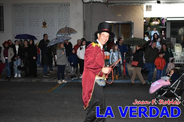 Las avenidas Prolongación y Gran Vía de Caravaca de la Cruz acogieron el Desfile de Carnaval de 2023. La creatividad, el colorido, la música y un ambiente festivo contrarrestaron las inclemencias meteorológicas. 
