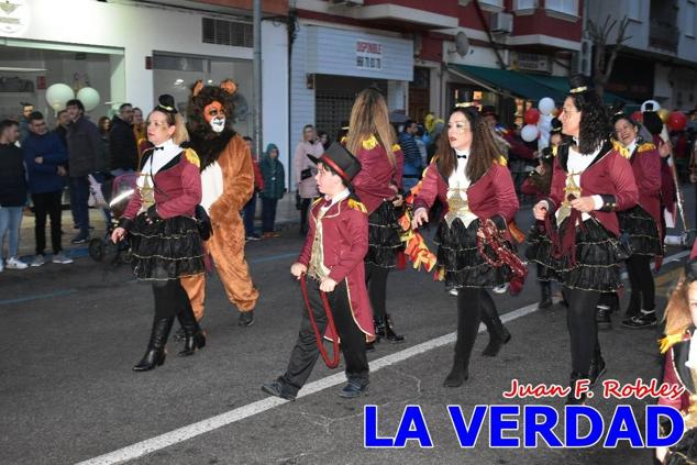 Las avenidas Prolongación y Gran Vía de Caravaca de la Cruz acogieron el Desfile de Carnaval de 2023. La creatividad, el colorido, la música y un ambiente festivo contrarrestaron las inclemencias meteorológicas. 