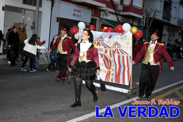 Las avenidas Prolongación y Gran Vía de Caravaca de la Cruz acogieron el Desfile de Carnaval de 2023. La creatividad, el colorido, la música y un ambiente festivo contrarrestaron las inclemencias meteorológicas. 