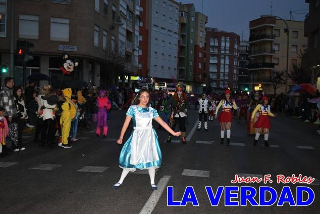 Las avenidas Prolongación y Gran Vía de Caravaca de la Cruz acogieron el Desfile de Carnaval de 2023. La creatividad, el colorido, la música y un ambiente festivo contrarrestaron las inclemencias meteorológicas. 