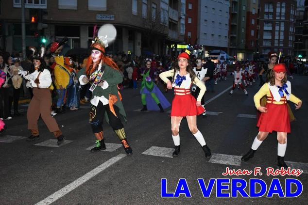 Las avenidas Prolongación y Gran Vía de Caravaca de la Cruz acogieron el Desfile de Carnaval de 2023. La creatividad, el colorido, la música y un ambiente festivo contrarrestaron las inclemencias meteorológicas. 