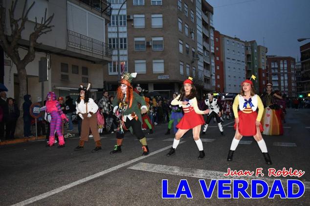 Las avenidas Prolongación y Gran Vía de Caravaca de la Cruz acogieron el Desfile de Carnaval de 2023. La creatividad, el colorido, la música y un ambiente festivo contrarrestaron las inclemencias meteorológicas. 