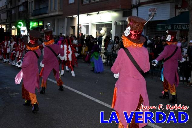 Las avenidas Prolongación y Gran Vía de Caravaca de la Cruz acogieron el Desfile de Carnaval de 2023. La creatividad, el colorido, la música y un ambiente festivo contrarrestaron las inclemencias meteorológicas. 