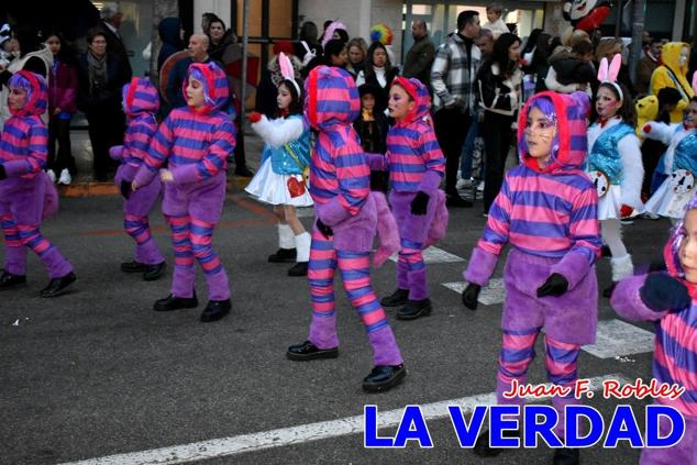 Las avenidas Prolongación y Gran Vía de Caravaca de la Cruz acogieron el Desfile de Carnaval de 2023. La creatividad, el colorido, la música y un ambiente festivo contrarrestaron las inclemencias meteorológicas. 