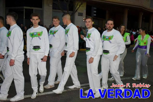 Las avenidas Prolongación y Gran Vía de Caravaca de la Cruz acogieron el Desfile de Carnaval de 2023. La creatividad, el colorido, la música y un ambiente festivo contrarrestaron las inclemencias meteorológicas. 