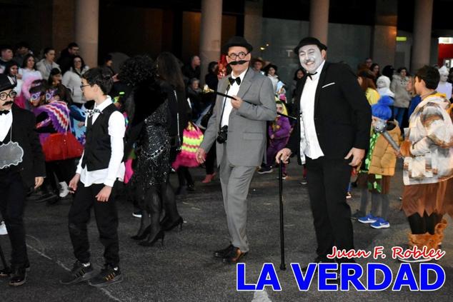 Las avenidas Prolongación y Gran Vía de Caravaca de la Cruz acogieron el Desfile de Carnaval de 2023. La creatividad, el colorido, la música y un ambiente festivo contrarrestaron las inclemencias meteorológicas. 