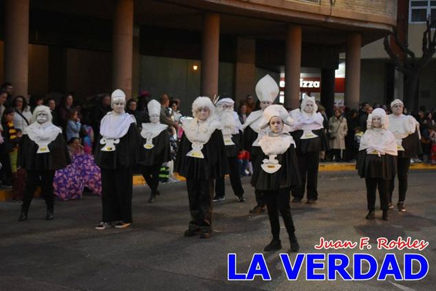 Las avenidas Prolongación y Gran Vía de Caravaca de la Cruz acogieron el Desfile de Carnaval de 2023. La creatividad, el colorido, la música y un ambiente festivo contrarrestaron las inclemencias meteorológicas. 