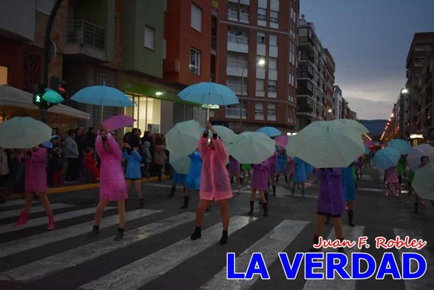 Las avenidas Prolongación y Gran Vía de Caravaca de la Cruz acogieron el Desfile de Carnaval de 2023. La creatividad, el colorido, la música y un ambiente festivo contrarrestaron las inclemencias meteorológicas. 