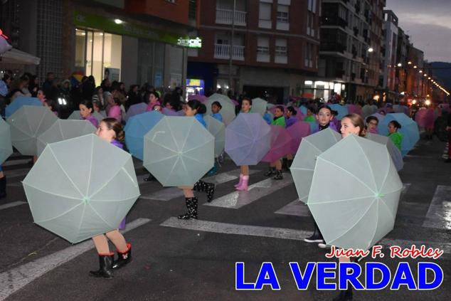 Las avenidas Prolongación y Gran Vía de Caravaca de la Cruz acogieron el Desfile de Carnaval de 2023. La creatividad, el colorido, la música y un ambiente festivo contrarrestaron las inclemencias meteorológicas. 