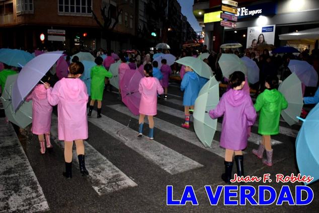 Las avenidas Prolongación y Gran Vía de Caravaca de la Cruz acogieron el Desfile de Carnaval de 2023. La creatividad, el colorido, la música y un ambiente festivo contrarrestaron las inclemencias meteorológicas. 
