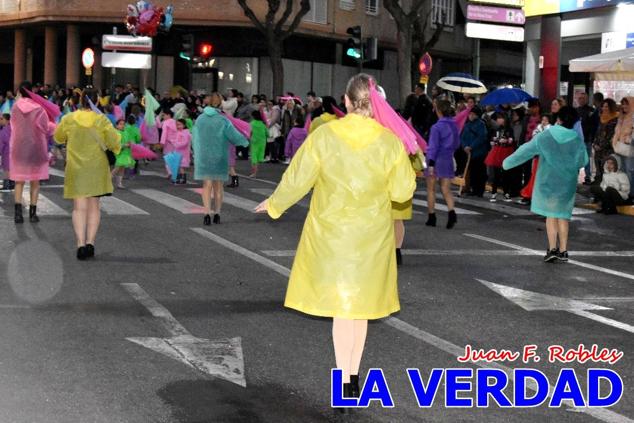 Las avenidas Prolongación y Gran Vía de Caravaca de la Cruz acogieron el Desfile de Carnaval de 2023. La creatividad, el colorido, la música y un ambiente festivo contrarrestaron las inclemencias meteorológicas. 