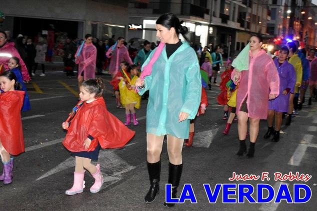 Las avenidas Prolongación y Gran Vía de Caravaca de la Cruz acogieron el Desfile de Carnaval de 2023. La creatividad, el colorido, la música y un ambiente festivo contrarrestaron las inclemencias meteorológicas. 