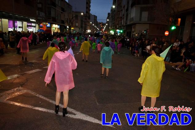 Las avenidas Prolongación y Gran Vía de Caravaca de la Cruz acogieron el Desfile de Carnaval de 2023. La creatividad, el colorido, la música y un ambiente festivo contrarrestaron las inclemencias meteorológicas. 