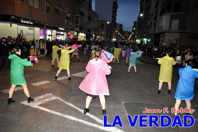 Las avenidas Prolongación y Gran Vía de Caravaca de la Cruz acogieron el Desfile de Carnaval de 2023. La creatividad, el colorido, la música y un ambiente festivo contrarrestaron las inclemencias meteorológicas. 