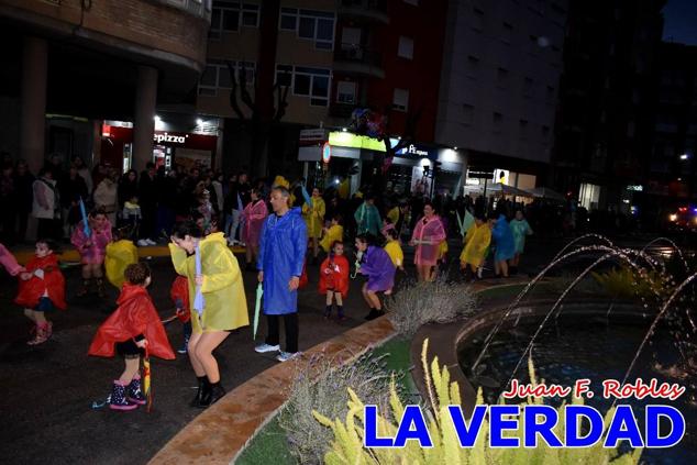 Las avenidas Prolongación y Gran Vía de Caravaca de la Cruz acogieron el Desfile de Carnaval de 2023. La creatividad, el colorido, la música y un ambiente festivo contrarrestaron las inclemencias meteorológicas. 