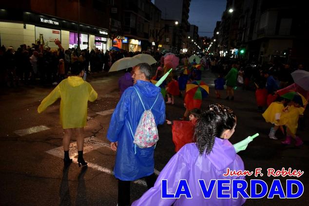 Las avenidas Prolongación y Gran Vía de Caravaca de la Cruz acogieron el Desfile de Carnaval de 2023. La creatividad, el colorido, la música y un ambiente festivo contrarrestaron las inclemencias meteorológicas. 