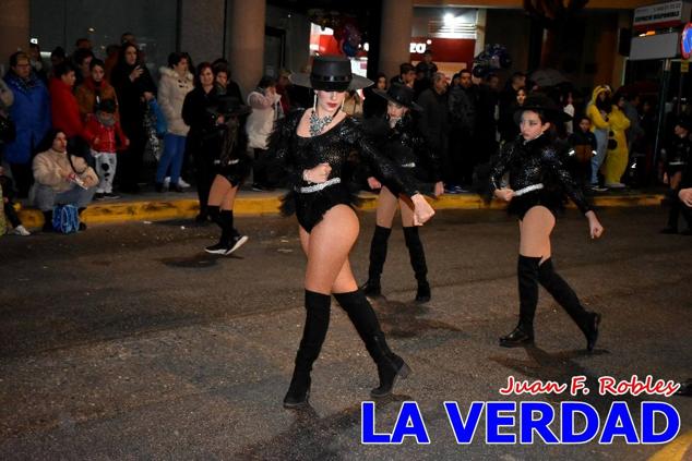 Las avenidas Prolongación y Gran Vía de Caravaca de la Cruz acogieron el Desfile de Carnaval de 2023. La creatividad, el colorido, la música y un ambiente festivo contrarrestaron las inclemencias meteorológicas. 