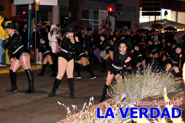 Las avenidas Prolongación y Gran Vía de Caravaca de la Cruz acogieron el Desfile de Carnaval de 2023. La creatividad, el colorido, la música y un ambiente festivo contrarrestaron las inclemencias meteorológicas. 