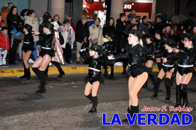 Las avenidas Prolongación y Gran Vía de Caravaca de la Cruz acogieron el Desfile de Carnaval de 2023. La creatividad, el colorido, la música y un ambiente festivo contrarrestaron las inclemencias meteorológicas. 