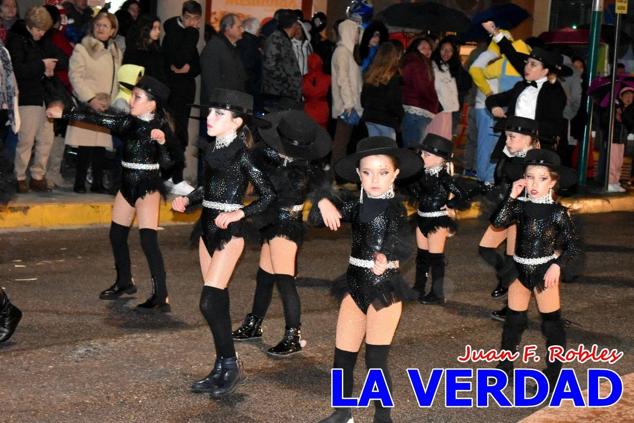 Las avenidas Prolongación y Gran Vía de Caravaca de la Cruz acogieron el Desfile de Carnaval de 2023. La creatividad, el colorido, la música y un ambiente festivo contrarrestaron las inclemencias meteorológicas. 