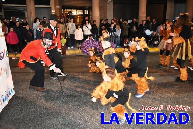 Las avenidas Prolongación y Gran Vía de Caravaca de la Cruz acogieron el Desfile de Carnaval de 2023. La creatividad, el colorido, la música y un ambiente festivo contrarrestaron las inclemencias meteorológicas. 