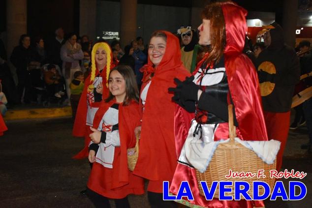 Las avenidas Prolongación y Gran Vía de Caravaca de la Cruz acogieron el Desfile de Carnaval de 2023. La creatividad, el colorido, la música y un ambiente festivo contrarrestaron las inclemencias meteorológicas. 
