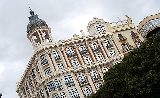 Imagen principal - Templete que corona la Casa Cerdá, en la plaza de Santo Domingo (Murcia), vistas de la iglesia del Carmen desde la terraza del edificio Baltasar (Murcia), y unos operarios, durante las labores de restauración de la fachada de la Casa de los Jarrones (Murcia)
