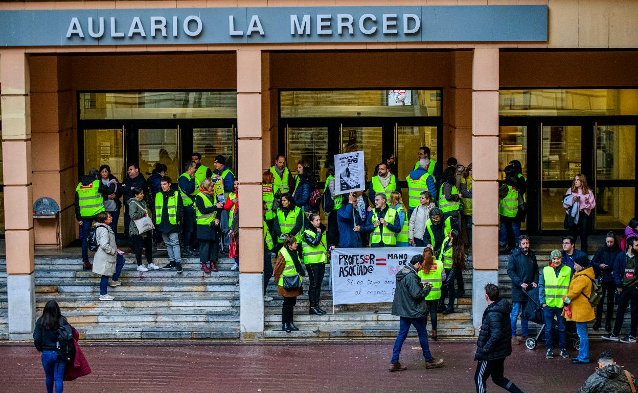 Profesores asociados durante la manifestación del pasado 8 de febrero.