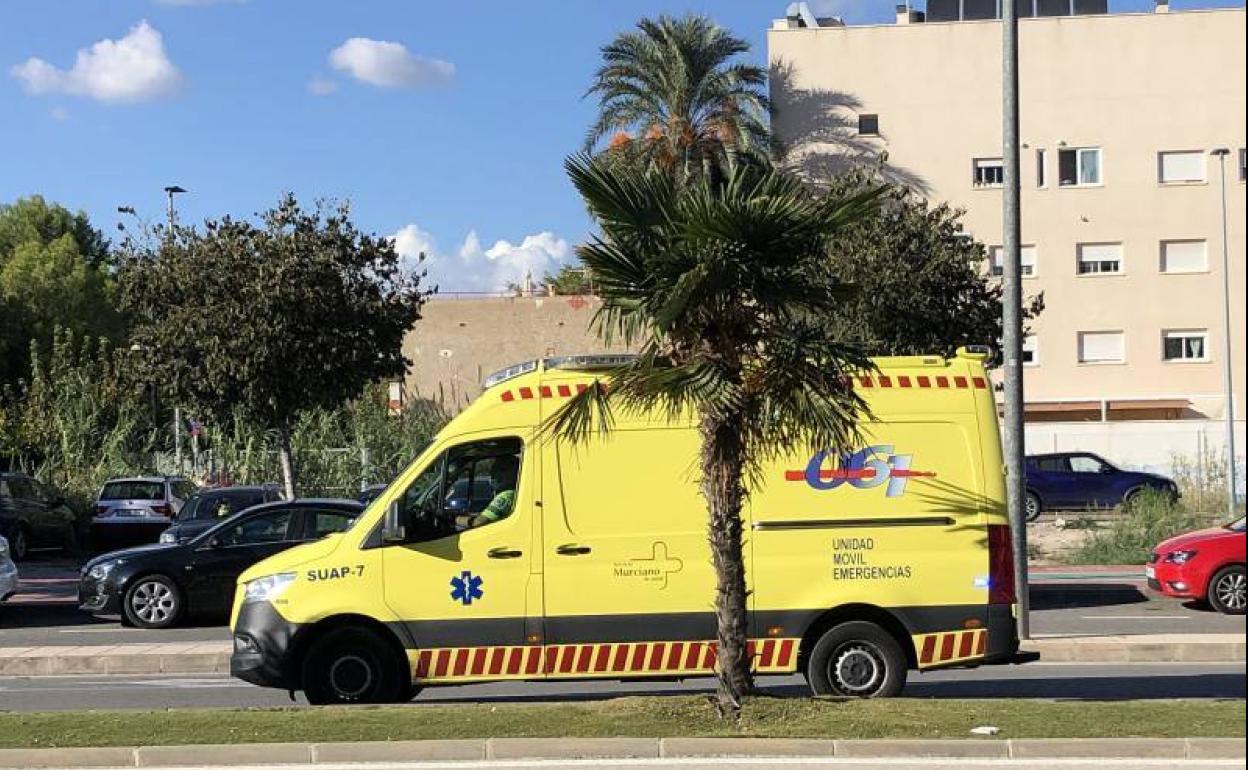 Una ambulancia acude a un suceso en una imagen de archivo. 