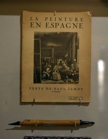 Imagen secundaria 2 - El director del Museo Gaya, Rafael Fuster, en la sala dedicada al 'Gabinete de curiosidades'. 