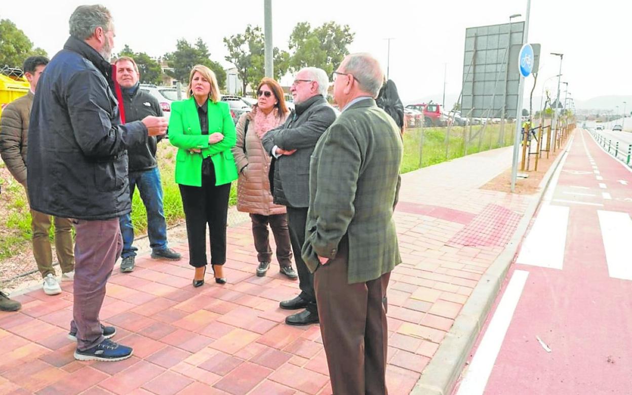La alcaldesa, Noelia Arroyo, visita a la obra ya acabada del carril bici.