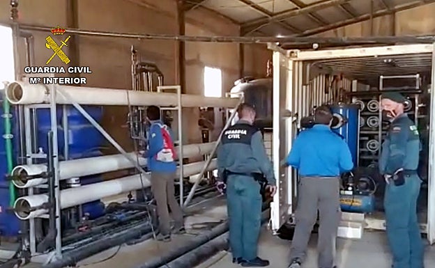 Agentes de la Guardia Civil inspeccionando una de las instalaciones, en Mazarrón. 