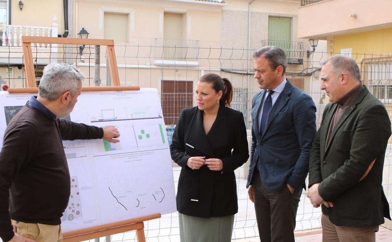 El consejero de Presidencia, Turismo, Cultura, Juventud, Deportes y Portavocía, Marcos Ortuño, atiende las explicaciones de un técnico municipal, junto con la alcaldesa de Fortuna, Catalina Herrero, y el director general de Administración Local, Francisco Abril.
