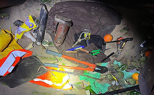 Algunos de los útiles decomisados por la Policía Local a los detenidos en la operación. 