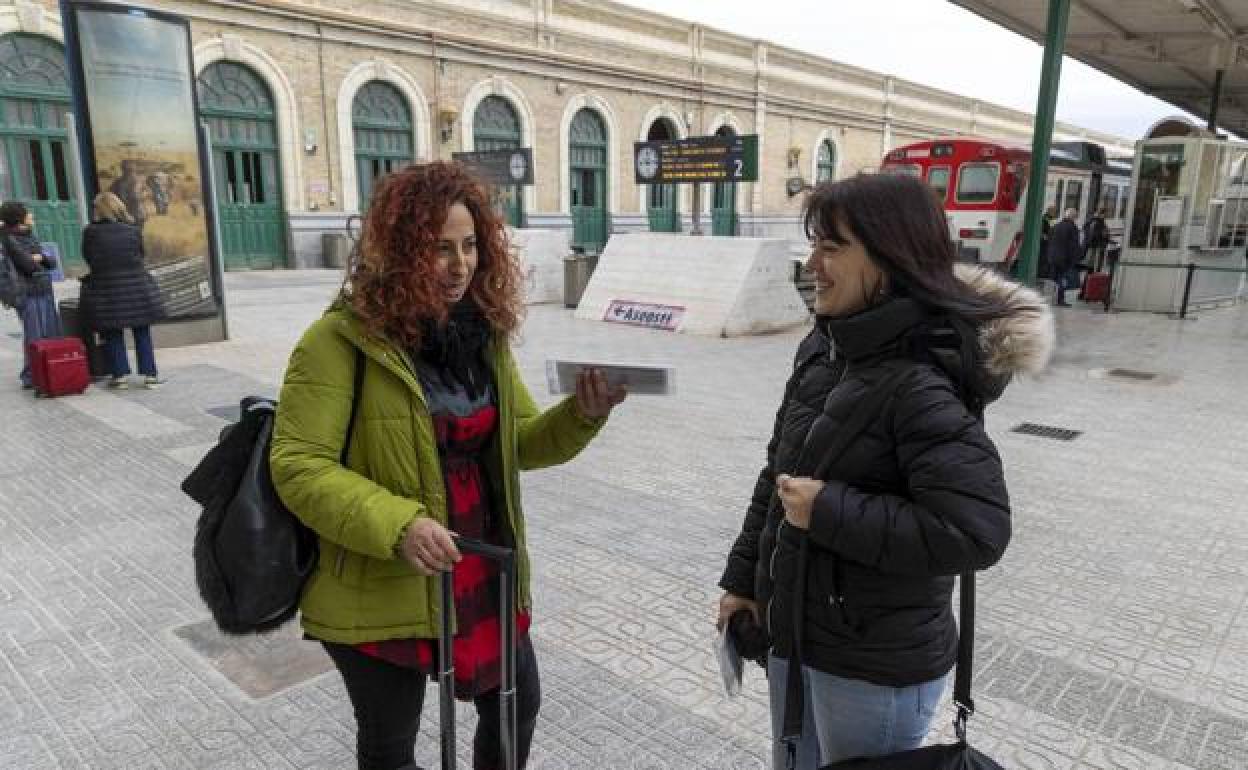 Dos viajeras suben a un tren lanzadera, la semana pasada. 