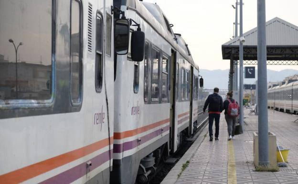 Un tren de los servicios entre Murcia y Cartagena, en una foto de archivo.